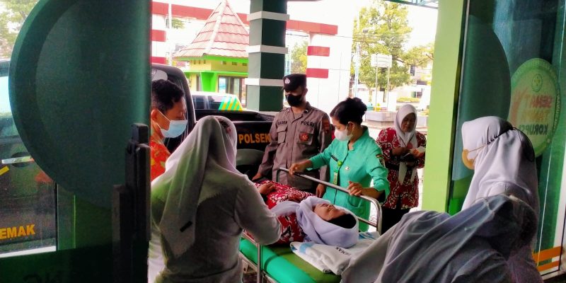 Dengan Sigap, Pak Polisi Tolong Guru Pingsan