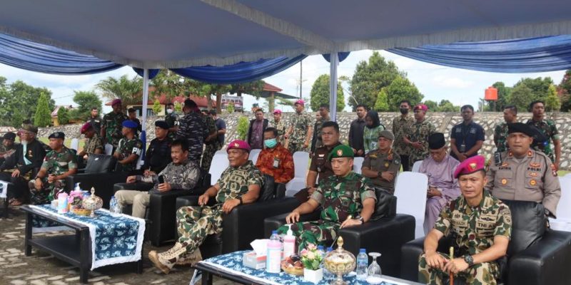 Prajurit Yonif 10 Marinir/SBY Kagetkan Undangan Sertijab Dengan Dentum ‘Ledakan’ Demonstrasi Serbuan Kilat