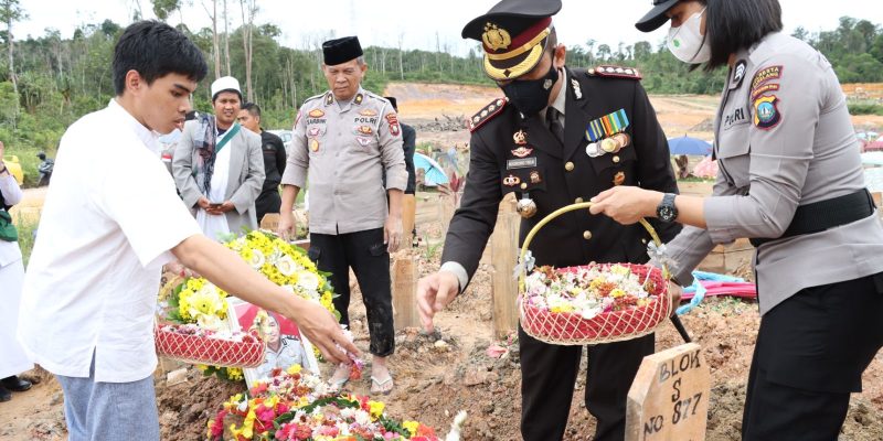 Kapolresta Barelang Pimpin Upacara Pemakaman Secara Dinas Personil Polresta Barelang