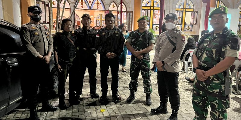 Personel Polsek Lubuk Baja dan BKP Polda Kepri Melaksanakan Pengamanan Kegiatan Ibadah Perayaan Nataru 2023