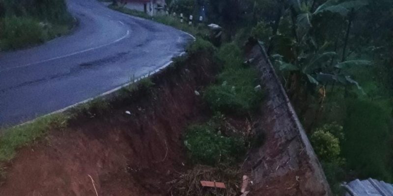 Talud Jalan Desa Sawangan Paninggaran Longsor, Timpa Rumah Warga