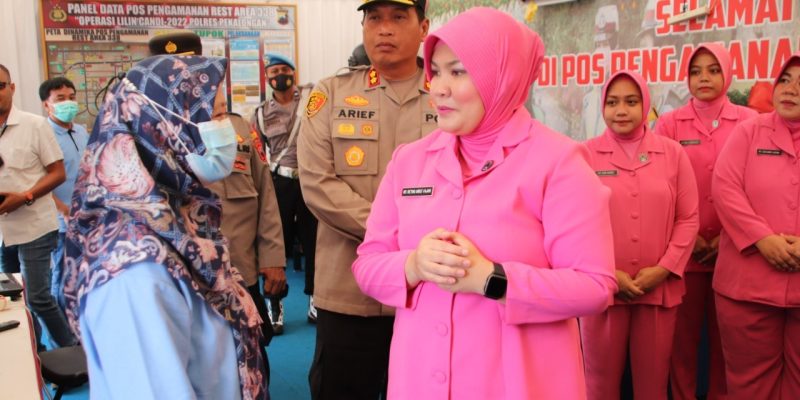 Kapolres Didampingi Ketua Cabang Bhayangkari Pekalongan Sambangi Pos Pam, dan Pos Yan Ops Lilin Candi 2022
