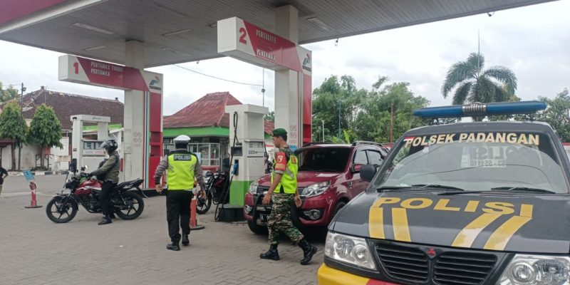 Pastikan Stok BBM Aman, Petugas Gabungan Cek Stok BBM di SPBU Perbatasan Jatim – Jateng