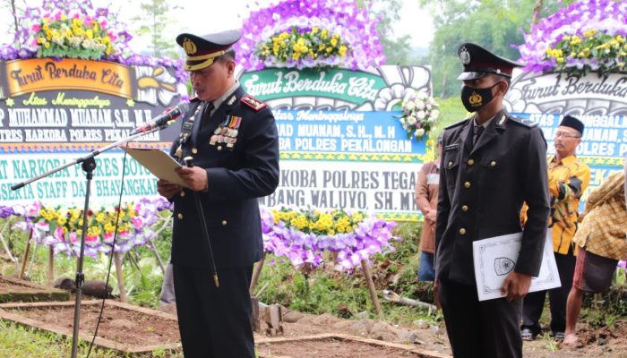 Kapolres Pekalongan Pimpin Upacara Pemakaman Almarhum AKP Muhammad Muanam