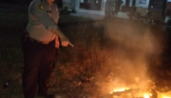 Diduga Hendak Mencuri Kambing 2 Orang di Massa, Motornya Dibakar