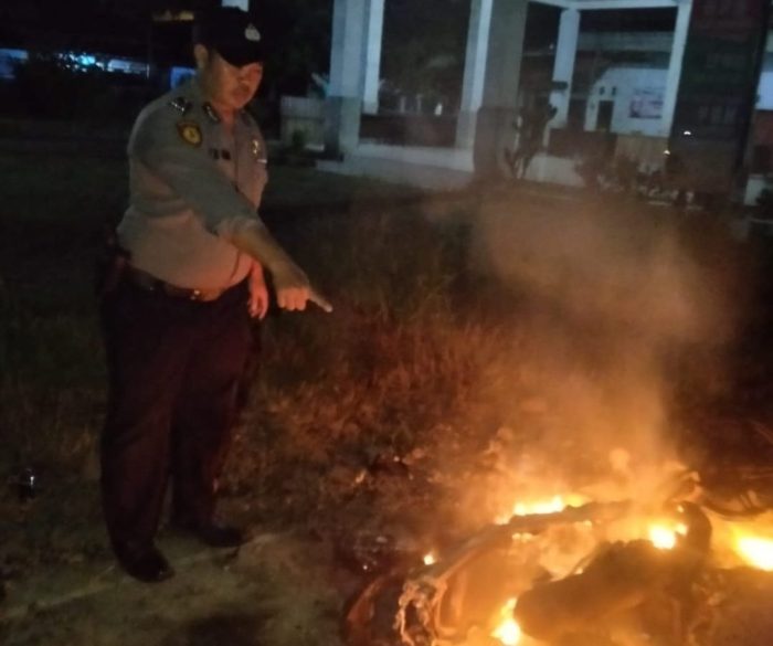 Diduga Hendak Mencuri Kambing 2 Orang di Massa, Motornya Dibakar