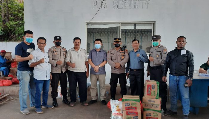 Polsek Lubuk Baja Melaksanakan Pengamanan Kegiatan Pembagian Sembako dari Manajemen Utama Kepada Masyarakat Kurang Mampu