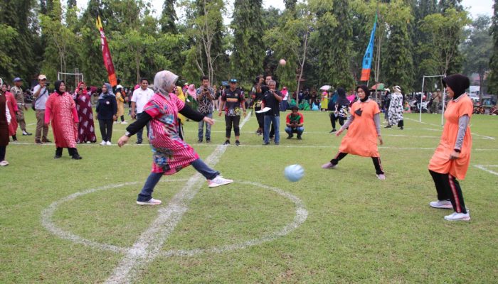 Pakai Daster, Bhayangkari dan Polwan Polres Pekalongan Ambil Bagian Ikuti Lomba Dalam Rangka Hari Ibu ke 94 dan HUT GOW ke 20