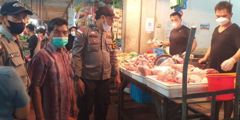 Menjelang Perayaan Nataru  2023, Bhabinkamtibmas Kelurahan Batu Selicin Laksanakan Pengecekan Harga Bahan Sembako