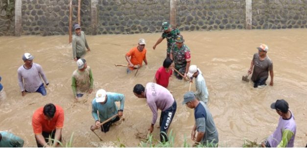 TNI dan Warga Bersatu Normalisasi Sungai di Desa Tambahagung