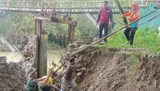 Dibantu TNI Dan Warga : Kades Sihabudin Terjun Langsung Benahi Tanggul Yang Ambrol