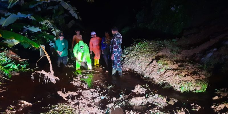 Longsor di Desa Lambur Kecamatan Kandangserang Sempat Akibatkan Akses Jalan Tertutup