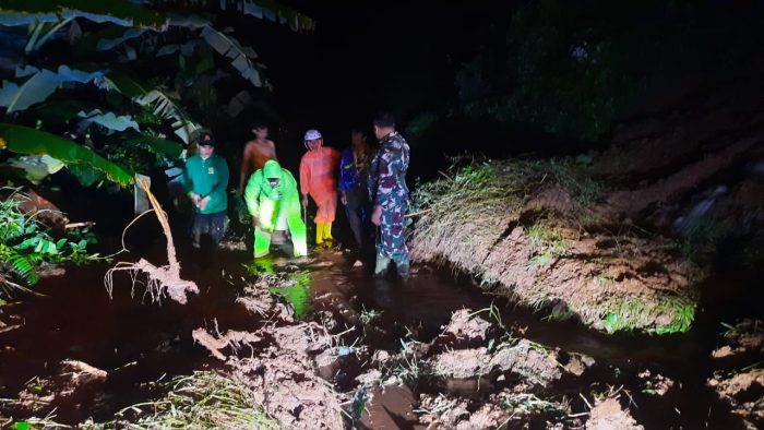 Longsor di Desa Lambur Kecamatan Kandangserang Sempat Akibatkan Akses Jalan Tertutup