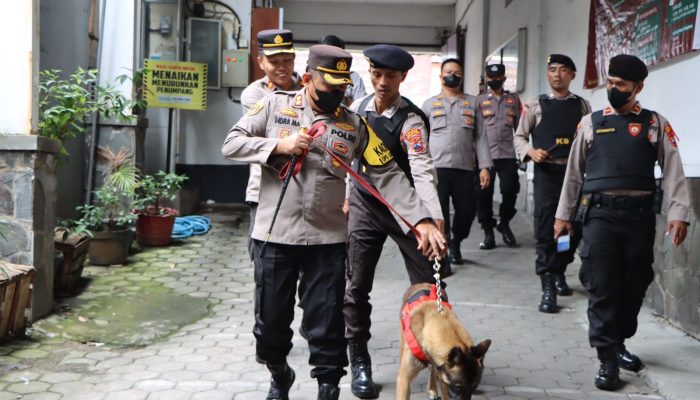 Jelang Natal, Sejumlah Gereja Di Kota Salatiga Di Sterilisasi Unit K-9 Sat Samapta Polres Salatiga