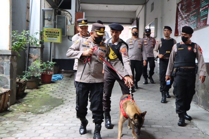 Jelang Natal, Sejumlah Gereja Di Kota Salatiga Di Sterilisasi Unit K-9 Sat Samapta Polres Salatiga