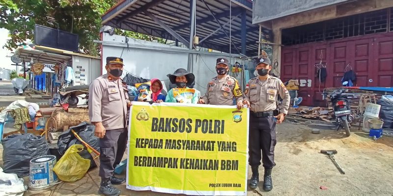 Jumat Berkah, Polsek Lubuk Baja Kembali Melaksanakan Baksos Kepada Masyarakat  Kurang Mampu yang Terdampak Pasca Kenaikan Harga BBM