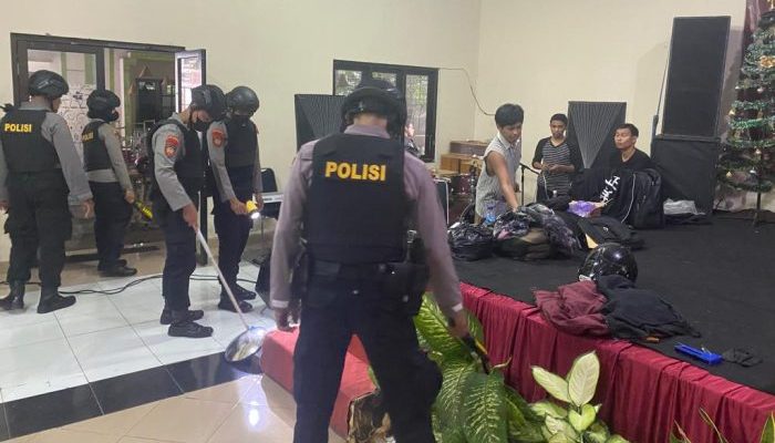 Satgas Preventif Polres Pekalongan Laksanakan Sterilisasi Tempat Perayaan Natal