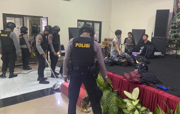 Satgas Preventif Polres Pekalongan Laksanakan Sterilisasi Tempat Perayaan Natal