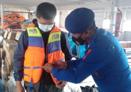 Sat Polair Laksanakan Sambang dan Sekaligus Berikan Edukasi kepada Penumpang Kapal Kali Adem