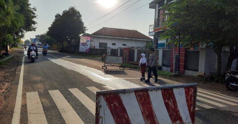 Polsek Banyuates Prioritaskan Keselamatan Pelajar Dan Pejalan Kaki Saat Pamtur Pagi Hari