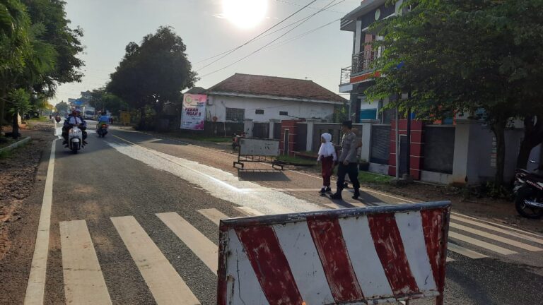 Polsek Banyuates Prioritaskan Keselamatan Pelajar Dan Pejalan Kaki Saat Pamtur Pagi Hari