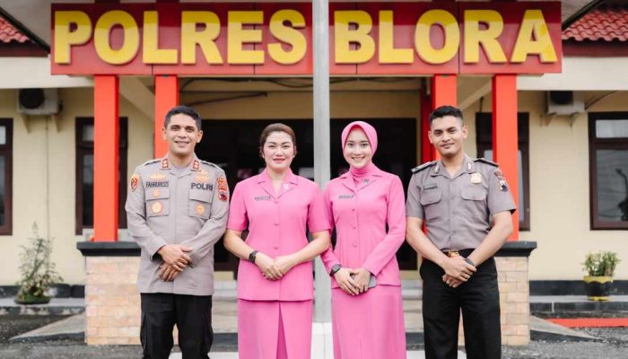 Ikuti Upacara Kenaikan Pangkat Suami, Artis Yeni Inka Siap Dukung Tugas Tugas Polri