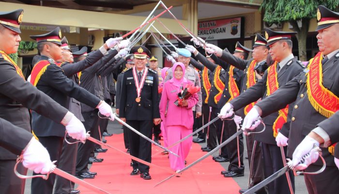 Kapolres Lepas 6 Personil yang Purna Tugas