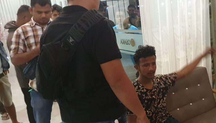 Diduga Nekat Mencuri, Pria Ini Tersungkur Usai di Gagalkan Aksinya Oleh Pengendara Motor ‘Brak’