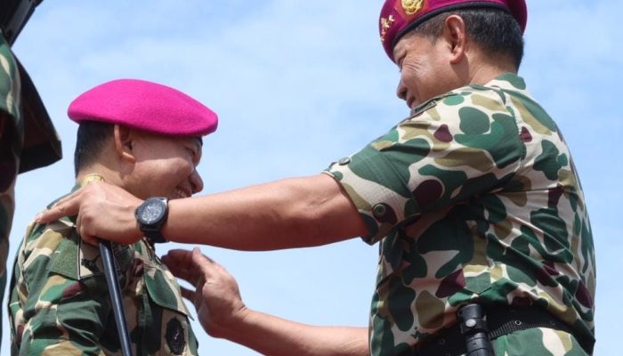 Jadi Warga Kehormatan Korps Marinir TNI AL, Kasad Terima Brevet Taifib dan Anti Teror Aspek Laut