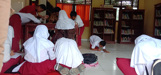 Memprehatinkan Sekolah SDN Pangkalan siswanya Belajar Di Lantai Butuh Perhatian dari Pemerintah