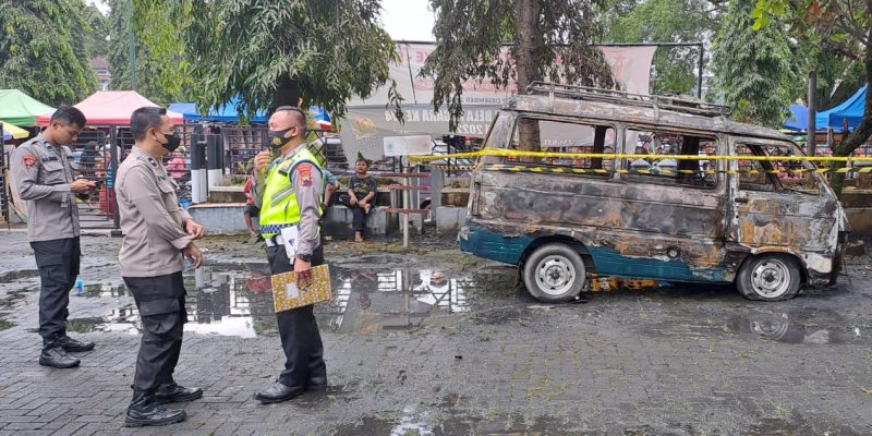 Diduga Korsleting, Sebuah Minibus Milik Warga Banyuurip Pekalongan Ludes Terbakar