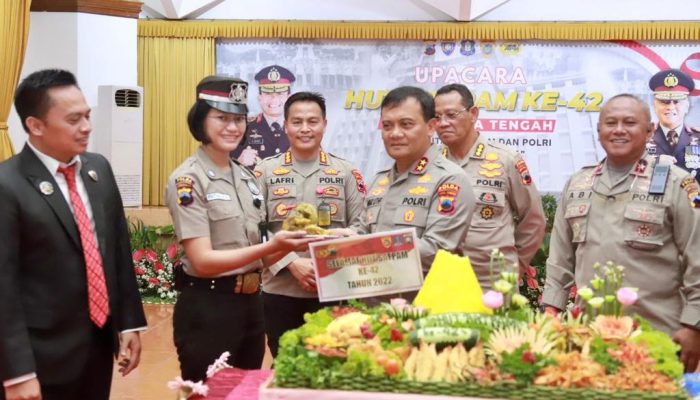Kapolda Jateng Pimpin Upacara HUT Satpam Ke-42, Beri Penghargaan Pada Satpam Berprestasi