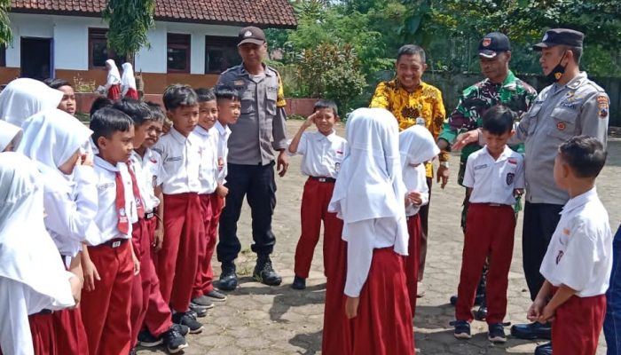 Antisipasi Isu Penculikan Anak Yang Beredar, Bhabinkamtibmas Polsek Doro Patroli Sekolah