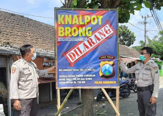 Polsek Sumberrejo Polres Bojonegoro Pasang Papan Imbuan Larangan Pengguna Knalpot Brong Dan Pelaku Konvoi