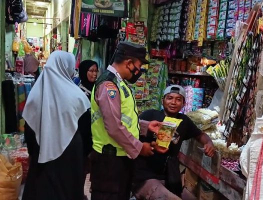 Polsek Temayang Polres Bojonegoro Pantau Harga Sembako dan Minyak Goreng di Pasar Tradisional