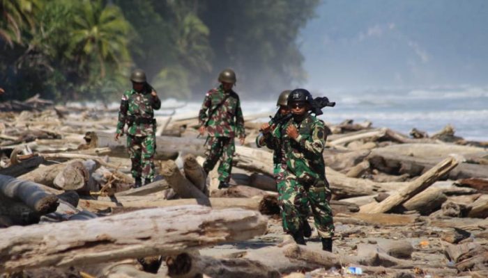 Susuri Berbagai Medan Di Papua, Prajurit Yonmarhanlan X Uji Fisik Dengan Cross Country