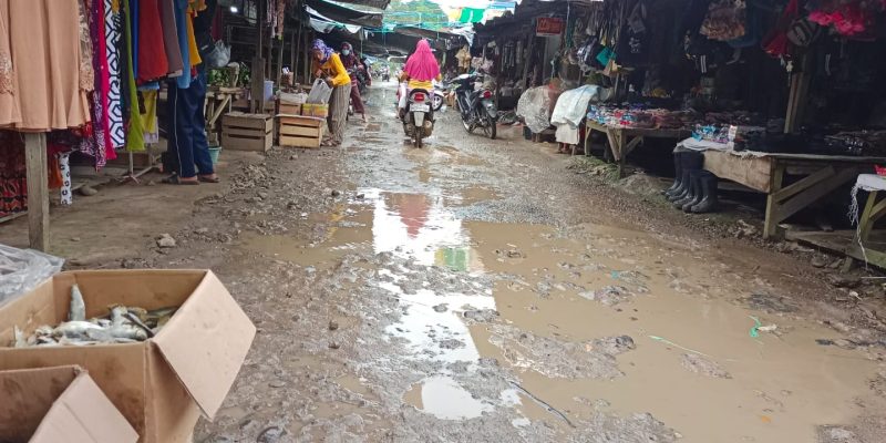 Masyarakat Mengeluh Pasar Megang Sakti Tergenang Air Mengganggu Aktifitas Jual Beli