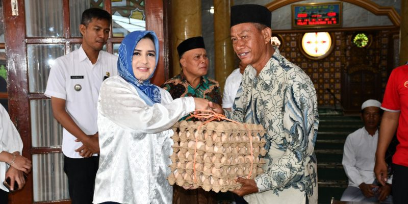 Bupati Fadia Arafiq Serahkan Bantuan Warga Terdampak Pasca Banjir Tirto