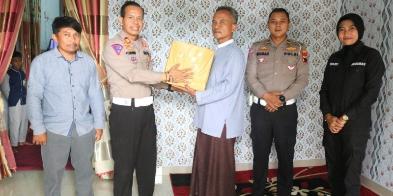 Sat Lantas Polres Pekalongan Berikan Bantuan kepada Keluarga Korban Tertimpa Pohon