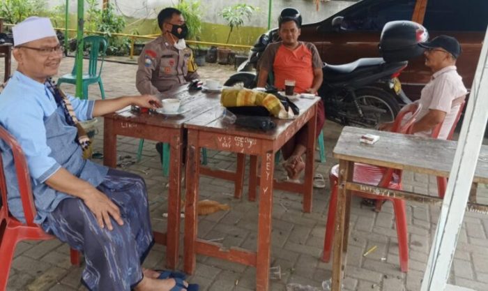 Temui Ketua RT, Bhabinkamtibmas beri Himbauan Harkamtibmas dan Prokes 19