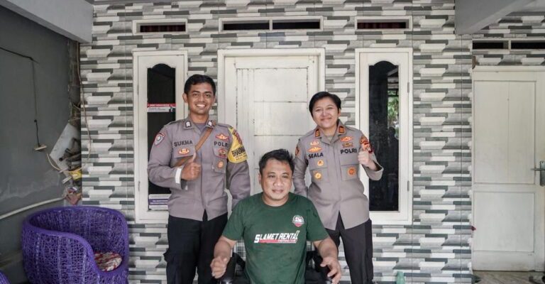 Polri Peduli Kasih – Kapolsek Pagedangan Beri Kursi Roda Kepada Warganya Yang Disable
