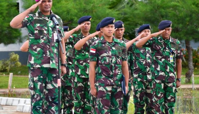 Aspotmar Danlantamal XII Pimpin Upacara Penaikan Bendera Merah Putih Di Markas Komando Lantamal XII