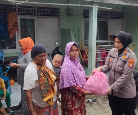 Berbagi kasih, Kapolsek Cisauk berikan bingkisan untuk warga Kel. Kademangan Tangsel