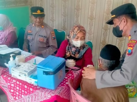 Polsek Ngunut Polres Tulungagung Mengawal Kegiatan Vaksin Boster di Puskesmas Balesano