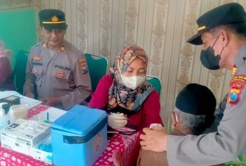 Polsek Ngunut Polres Tulungagung Mengawal Kegiatan Vaksin Boster di Puskesmas Balesano