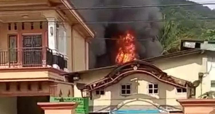 Si Jago Merah mengamuk Menghanguskan Rumah Herman Pasar Satelit Lubuk Linggau