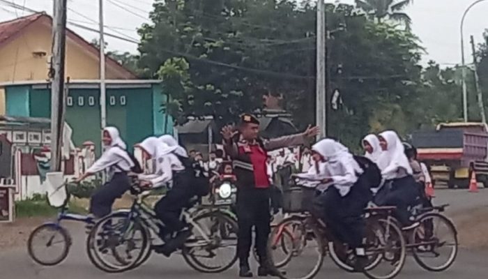 Bantu Sebrangkan Warga, Jajaran Polres Pekalongan Hadir di Pagi Hari