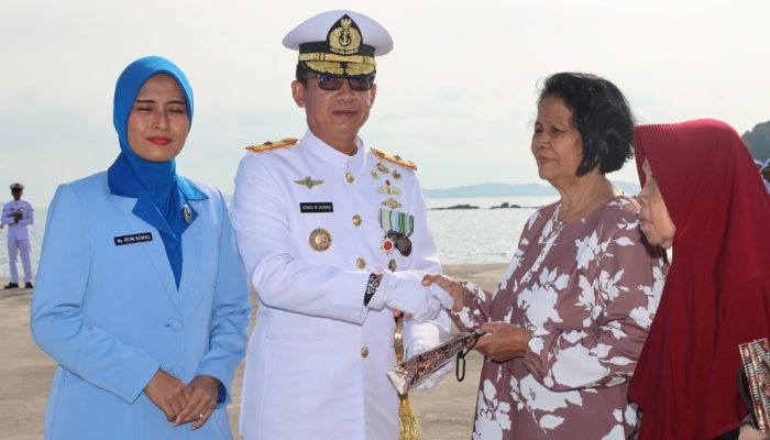Dalam Rangka Memperingati Hari Dharma Samudera, Danlantamal IV Serahkan Tali Asih Kepada Ahli Waris Pelaku Sejarah