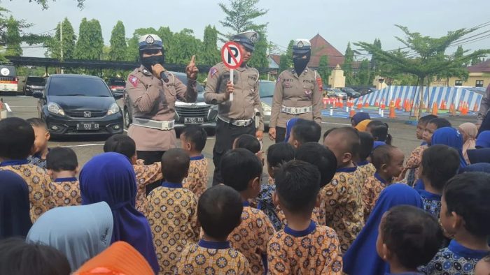 Polisi Sahabat Anak, Satlantas Polres Pekalongan Kenalkan Pengetahuan Tata Tertib Berlalu Lintas