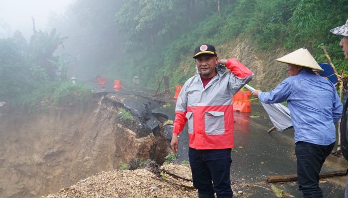 Tinjau Lokasi Terdampak Longsor, Pj Bupati Sebut Desa Purwokerto Perlu Penanganan Komprehensif